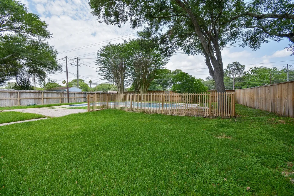 6042 Willowbend Boulevard, Houston, TX 77096-4731