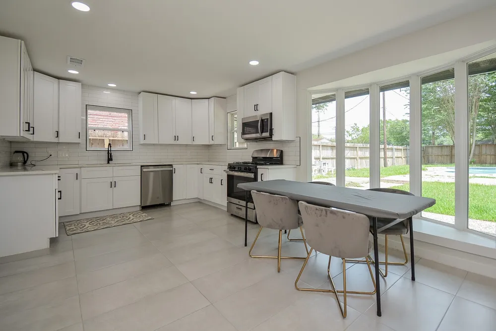 6042 Willowbend Boulevard, Houston, TX 77096-4731