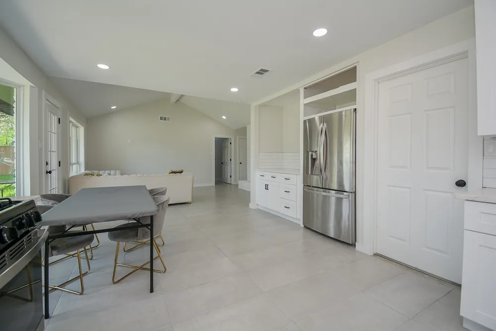 6042 Willowbend Boulevard, Houston, TX 77096-4731