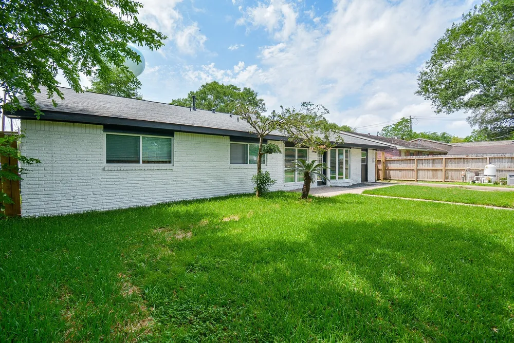 6042 Willowbend Boulevard, Houston, TX 77096-4731