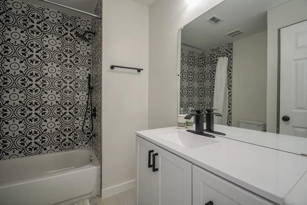 6042 Willowbend Boulevard, Houston, TX 77096-4731