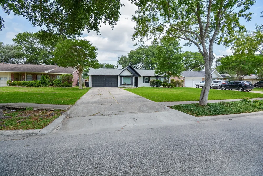 6042 Willowbend Boulevard, Houston, TX 77096-4731