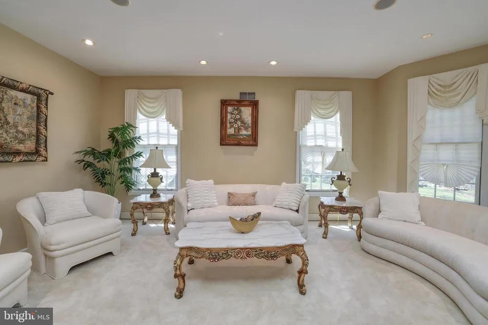 15 Scenic Dr, Ewing, NJ 08628