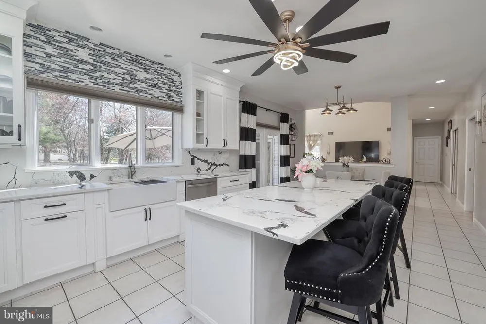 15 Scenic Dr, Ewing, NJ 08628