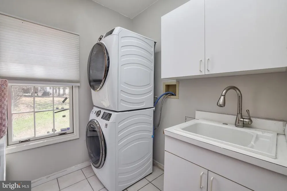 15 Scenic Dr, Ewing, NJ 08628