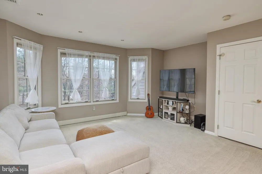 15 Scenic Dr, Ewing, NJ 08628
