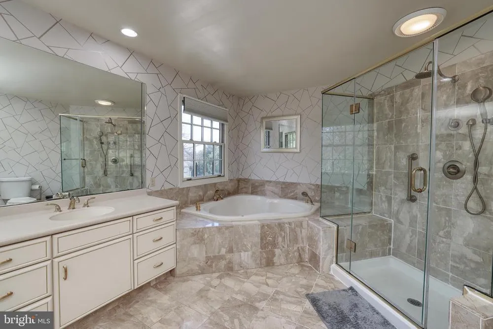 15 Scenic Dr, Ewing, NJ 08628
