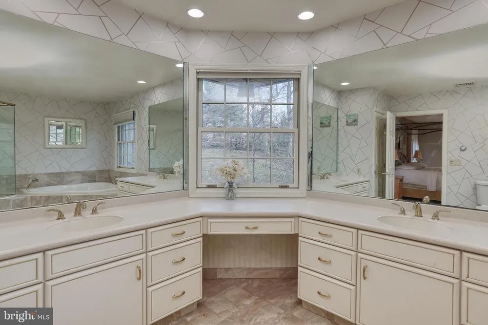15 Scenic Dr, Ewing, NJ 08628