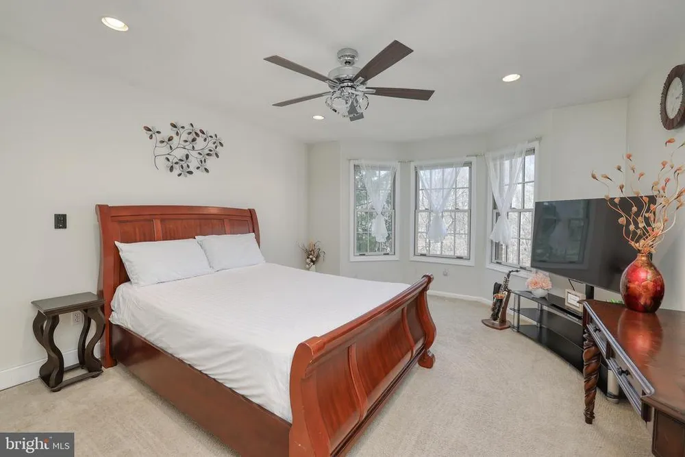 15 Scenic Dr, Ewing, NJ 08628