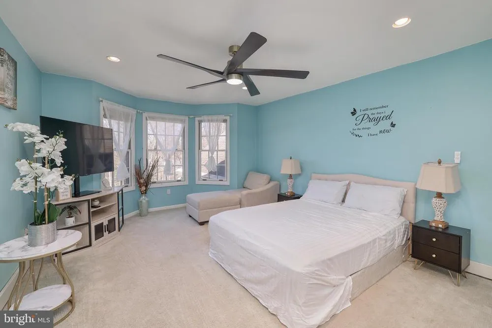 15 Scenic Dr, Ewing, NJ 08628