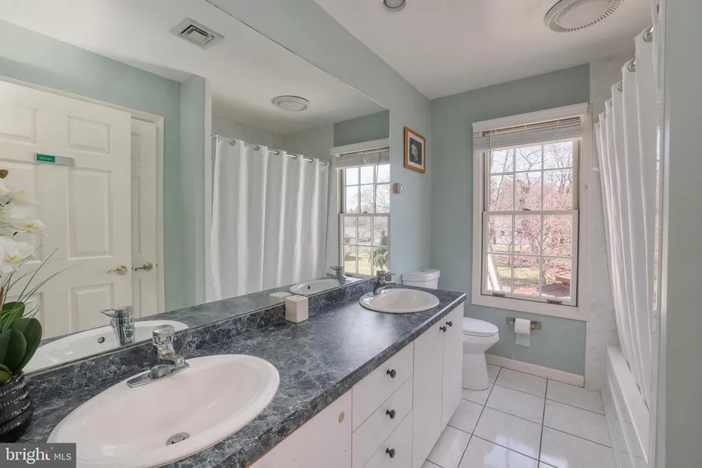 15 Scenic Dr, Ewing, NJ 08628