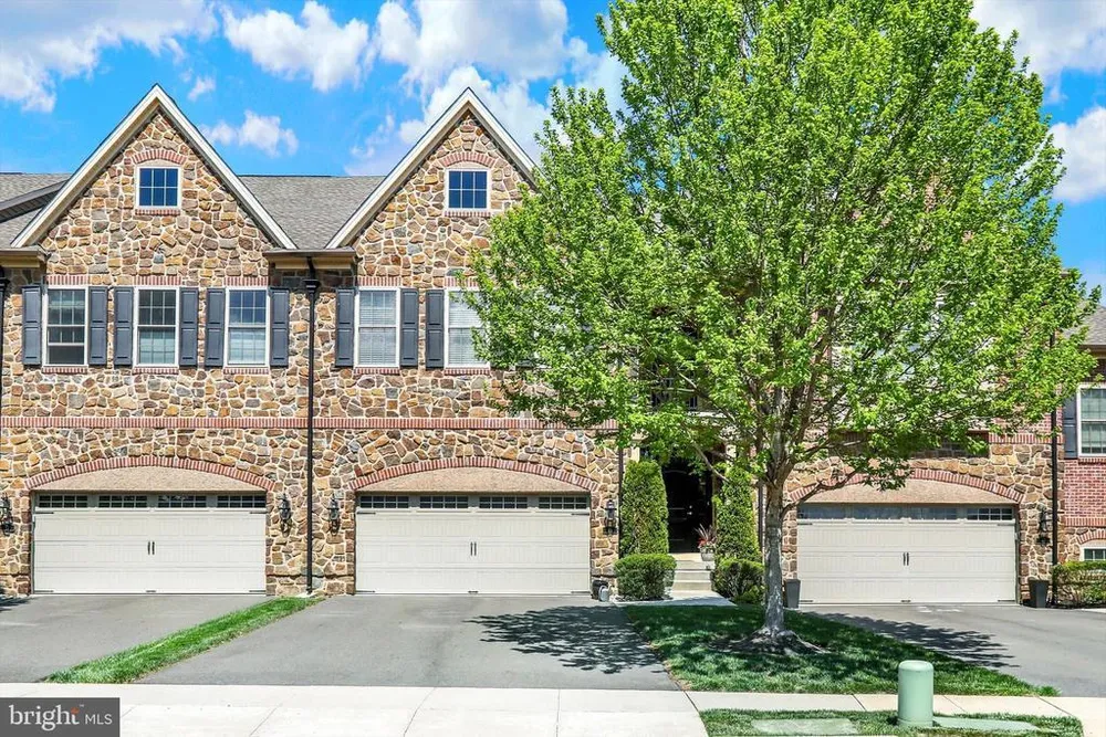 49 David Dr, Newtown, PA 18940