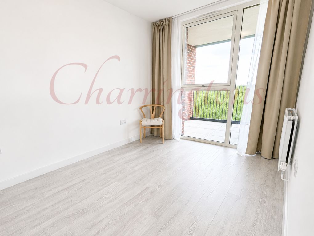 Modern 2-Bedroom, 2-Bathroom Apartment with Lake Views & Parking  Shearwater Drive, NW9 Image 10