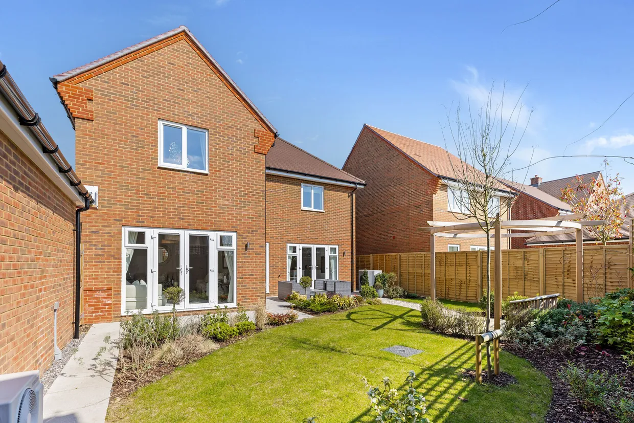 Sweeters Field Road, Cranleigh, GU6 photo 15