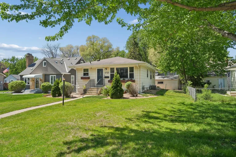 2723 McNair Dr N, Robbinsdale, MN 55422
