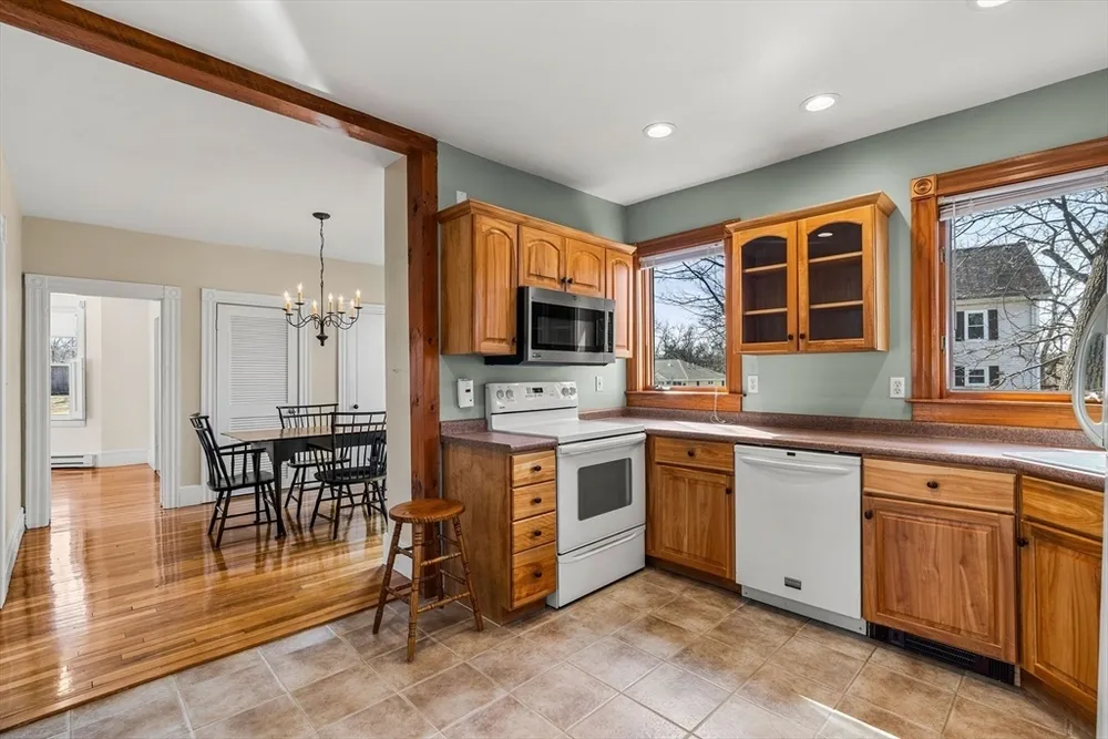 41 Highland Ave, Chelmsford, MA 01863