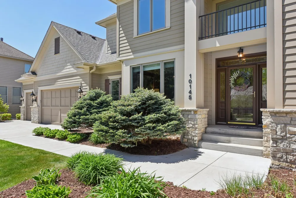 10145 Powers Lake Trail, Woodbury, MN 55129