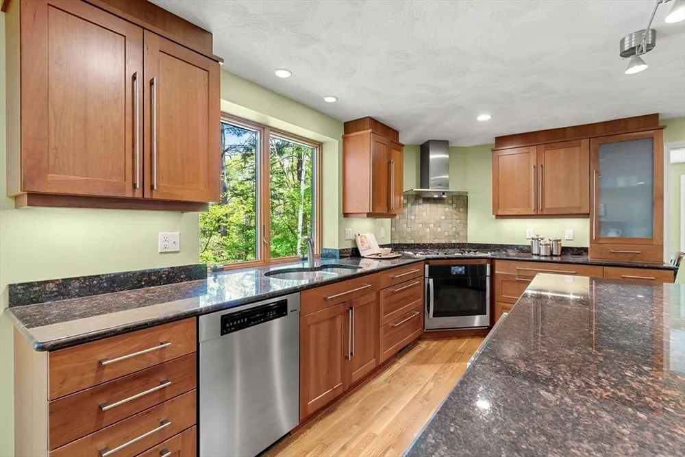 19 Pierce Ave, Westford, MA 01886