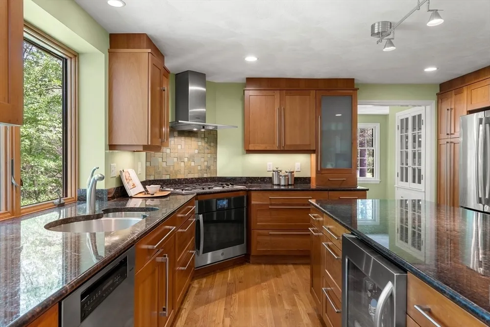 19 Pierce Ave, Westford, MA 01886