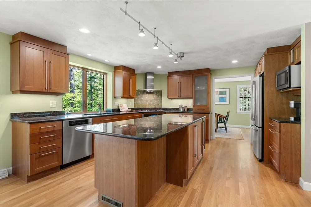 19 Pierce Ave, Westford, MA 01886