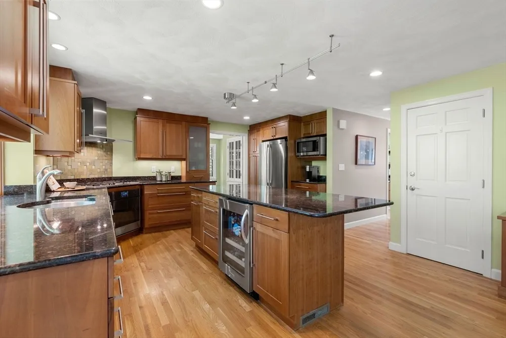 19 Pierce Ave, Westford, MA 01886