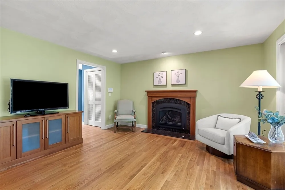 19 Pierce Ave, Westford, MA 01886