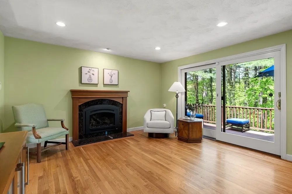 19 Pierce Ave, Westford, MA 01886