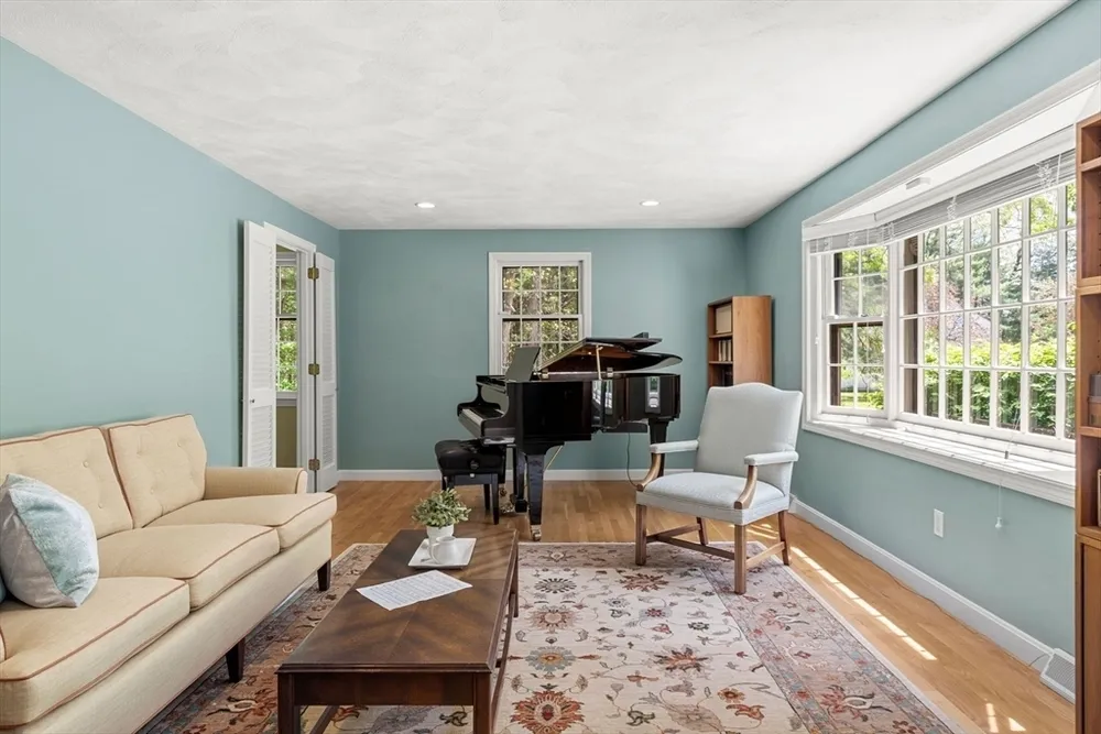 19 Pierce Ave, Westford, MA 01886