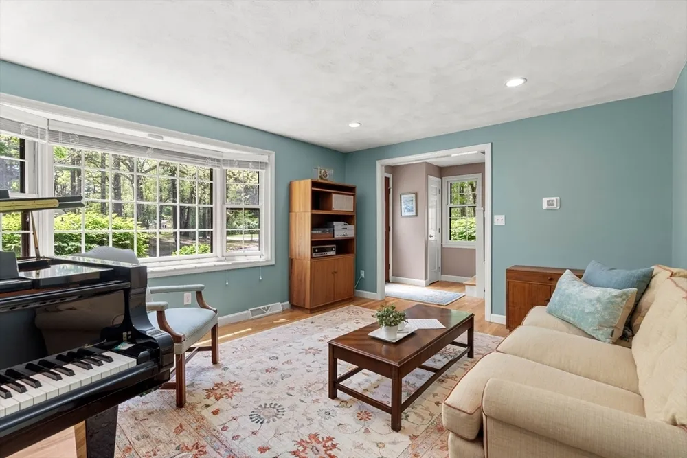 19 Pierce Ave, Westford, MA 01886