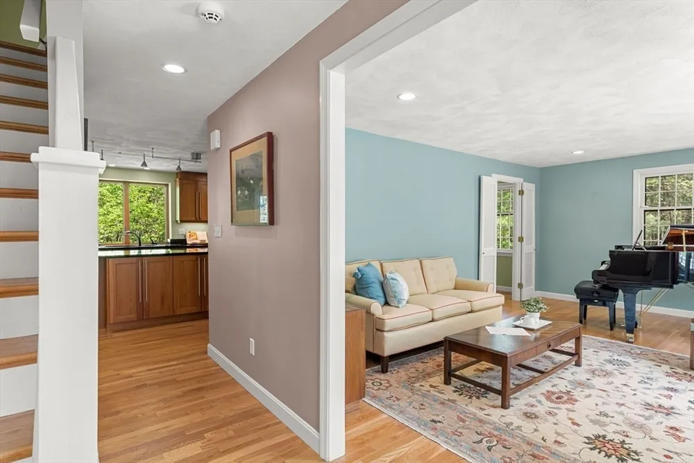 19 Pierce Ave, Westford, MA 01886