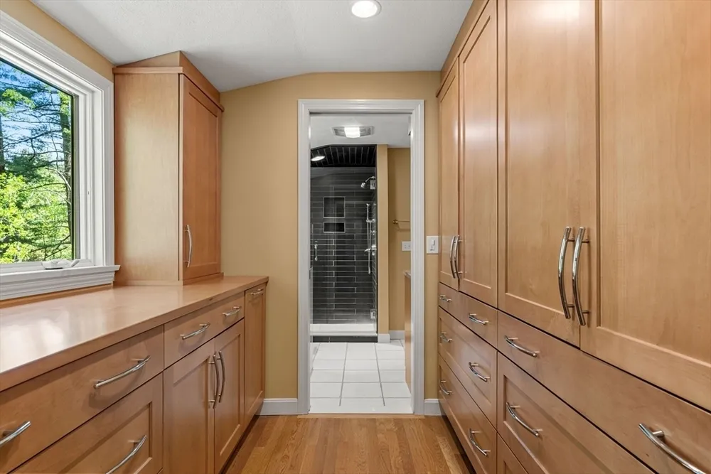 19 Pierce Ave, Westford, MA 01886