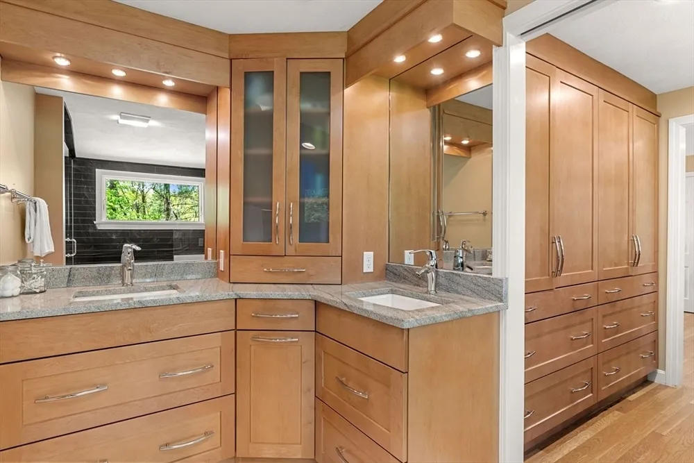 19 Pierce Ave, Westford, MA 01886