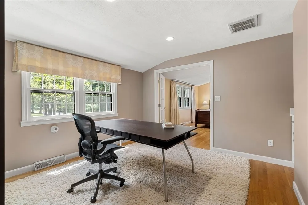 19 Pierce Ave, Westford, MA 01886