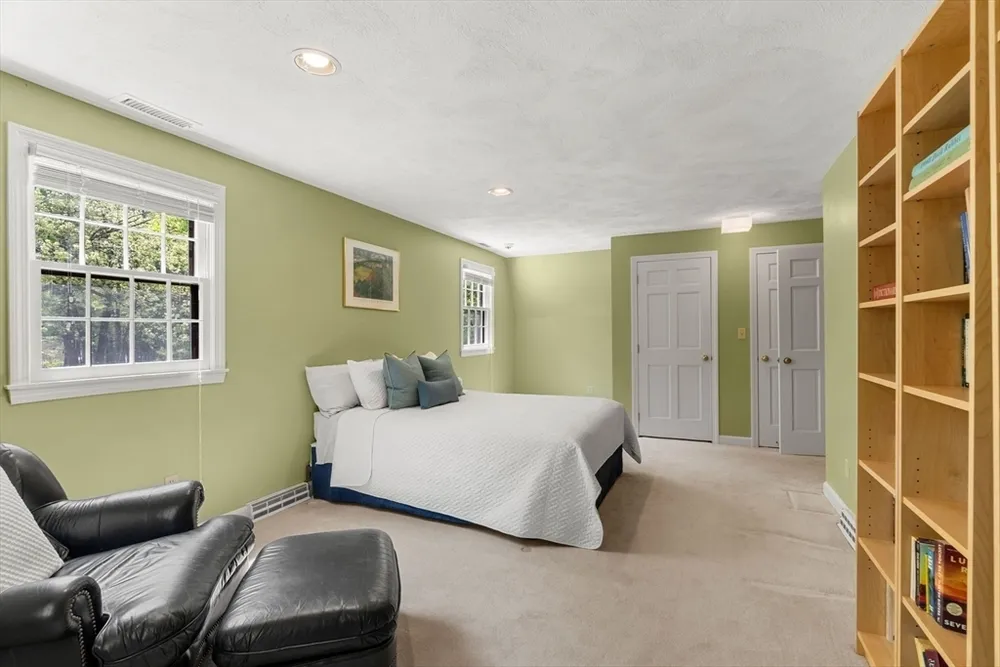 19 Pierce Ave, Westford, MA 01886