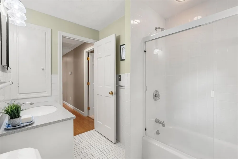 19 Pierce Ave, Westford, MA 01886
