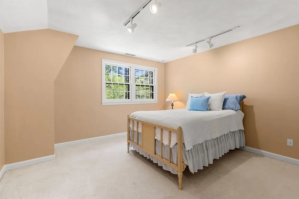 19 Pierce Ave, Westford, MA 01886