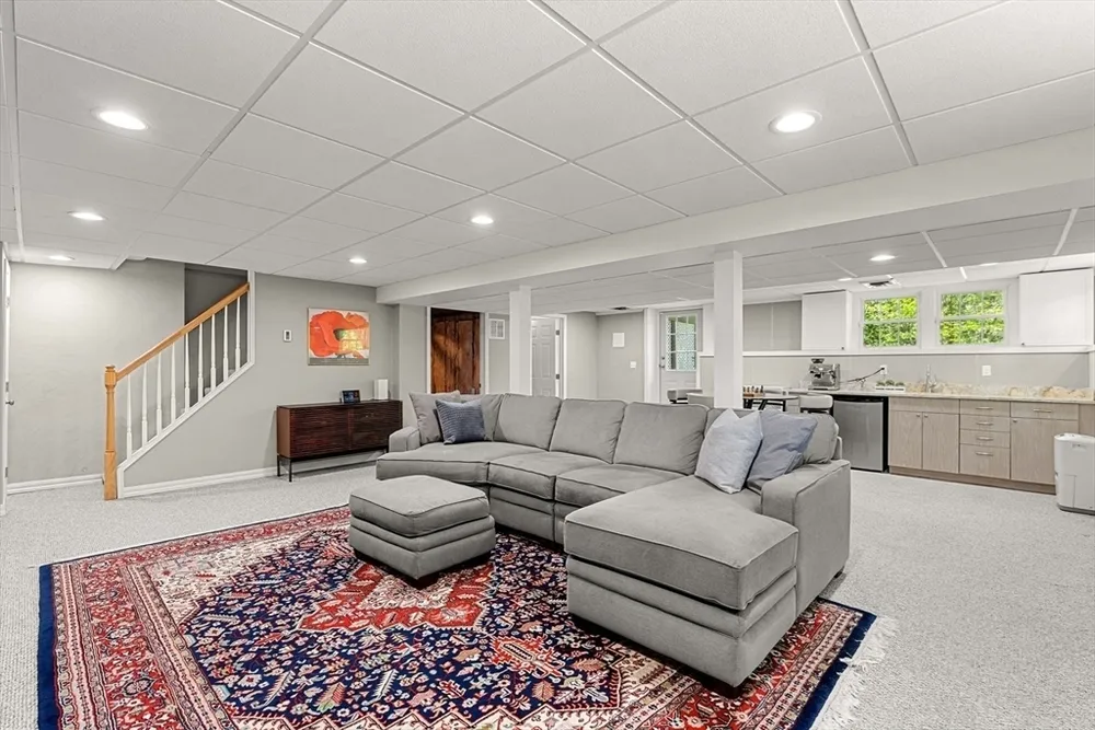 19 Pierce Ave, Westford, MA 01886