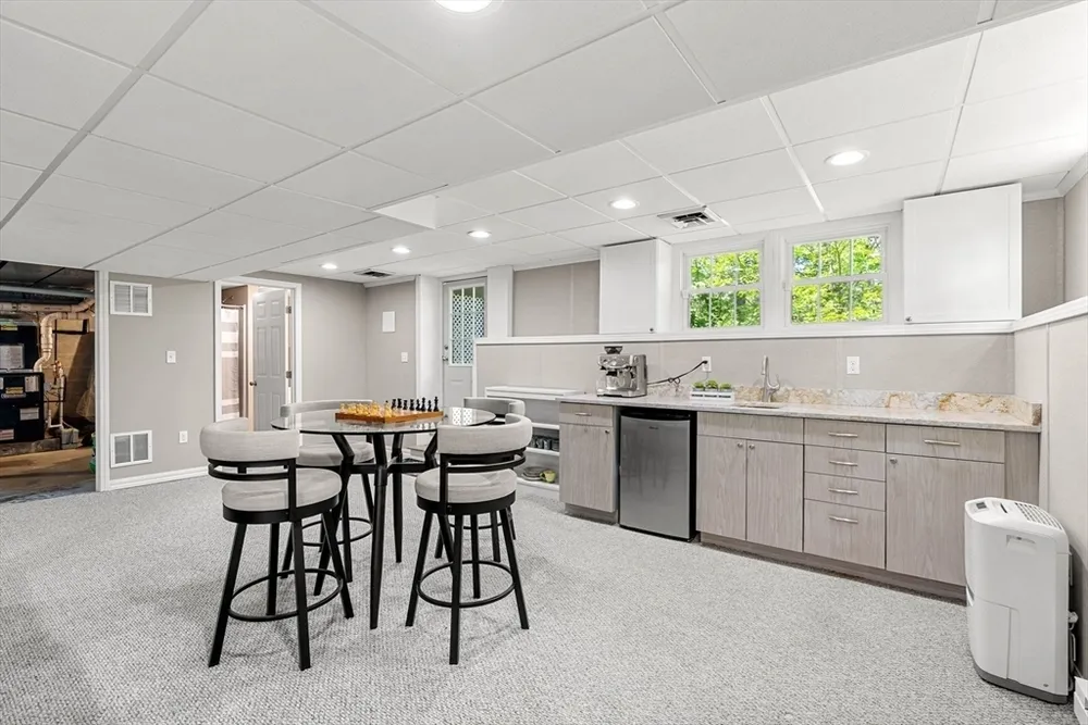 19 Pierce Ave, Westford, MA 01886