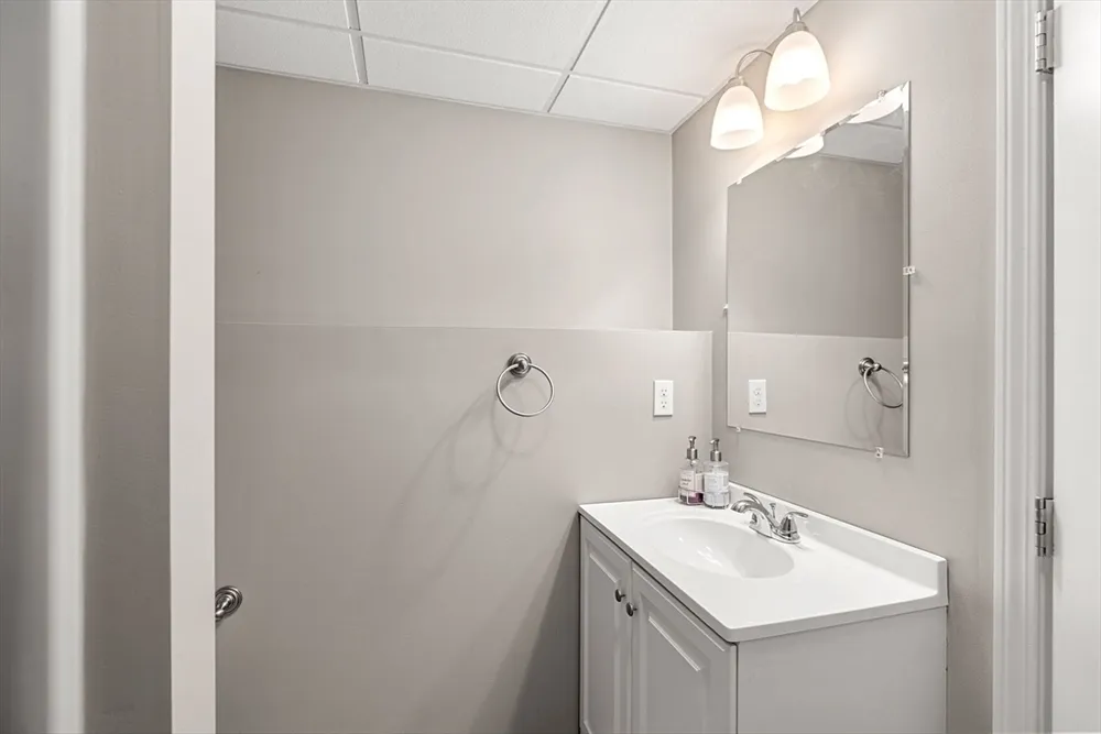 19 Pierce Ave, Westford, MA 01886