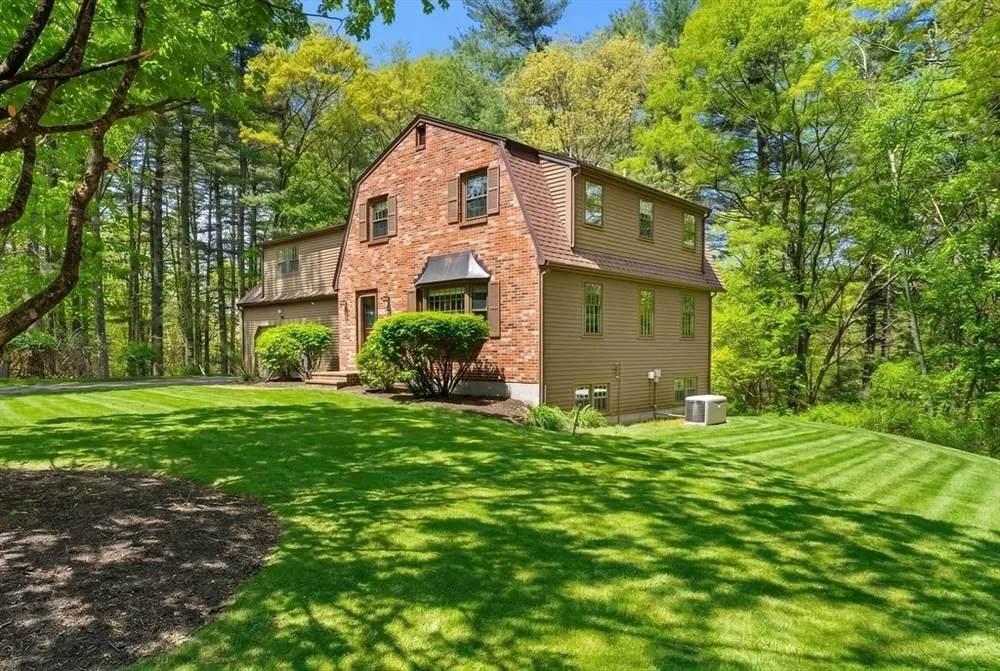 19 Pierce Ave, Westford, MA 01886