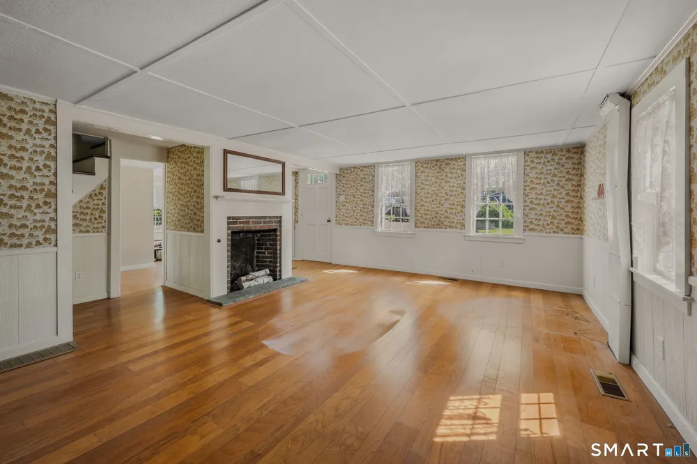 28 Church Ln, East Lyme, CT 06333