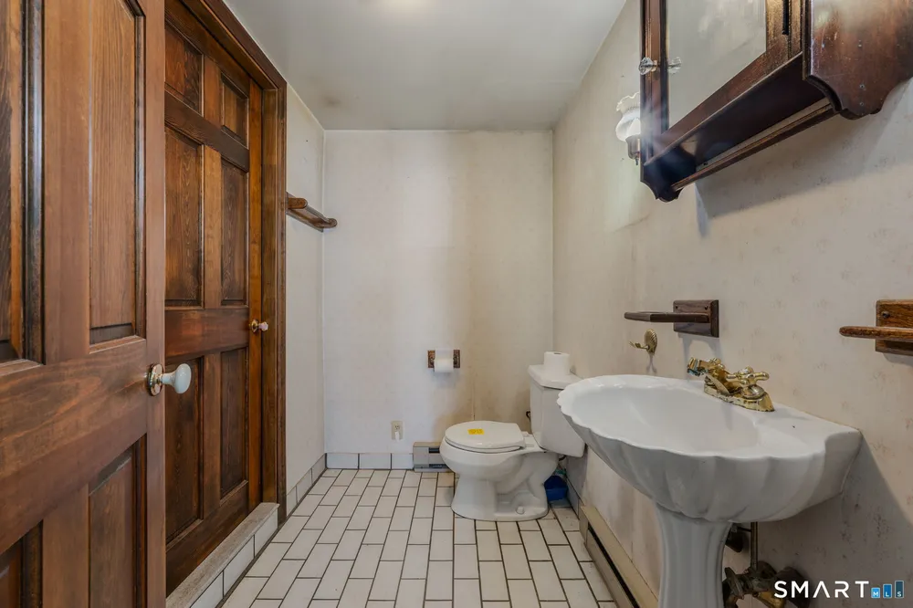28 Church Ln, East Lyme, CT 06333