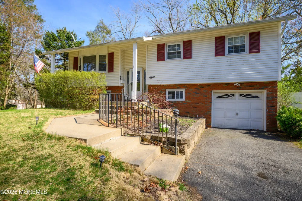 8 Holiday Rd, Manalapan, NJ 07726