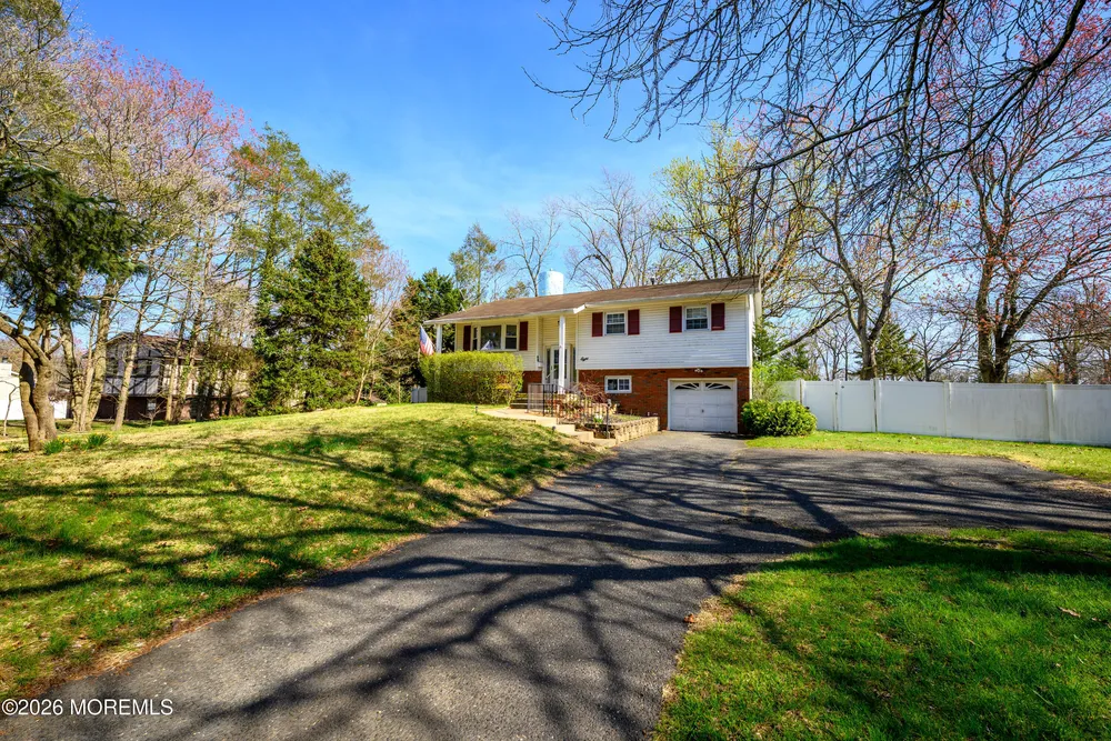 8 Holiday Rd, Manalapan, NJ 07726