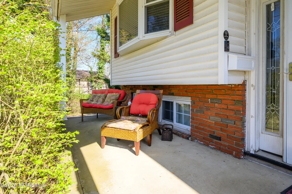 8 Holiday Rd, Manalapan, NJ 07726