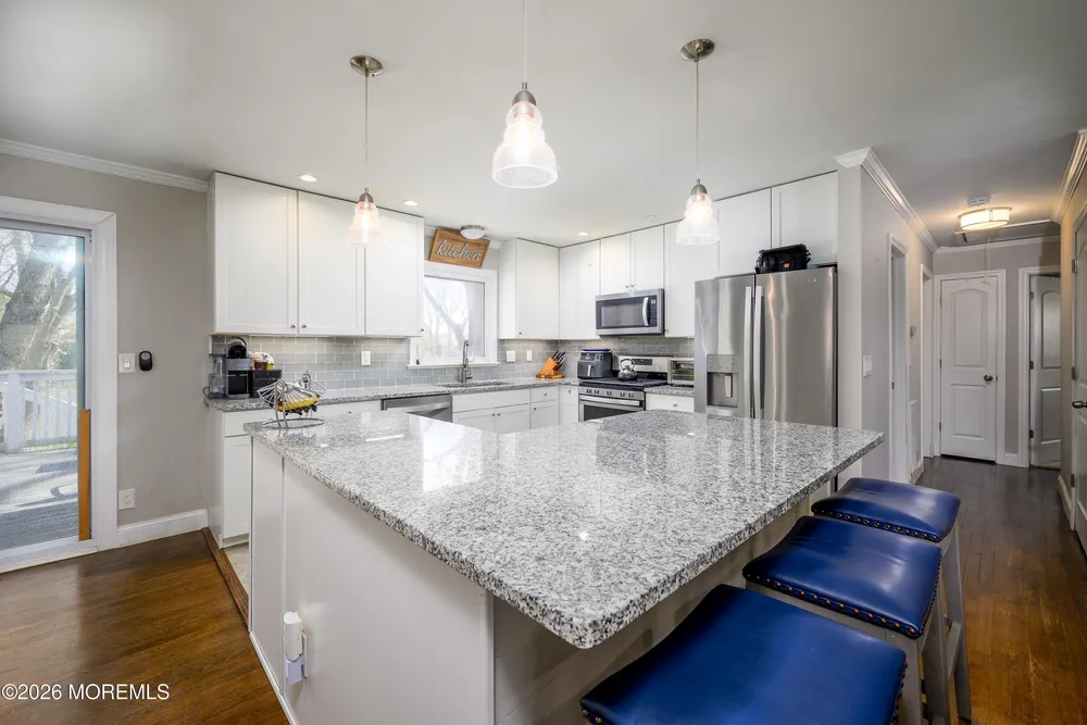 8 Holiday Rd, Manalapan, NJ 07726