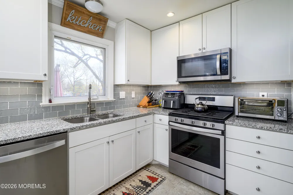8 Holiday Rd, Manalapan, NJ 07726