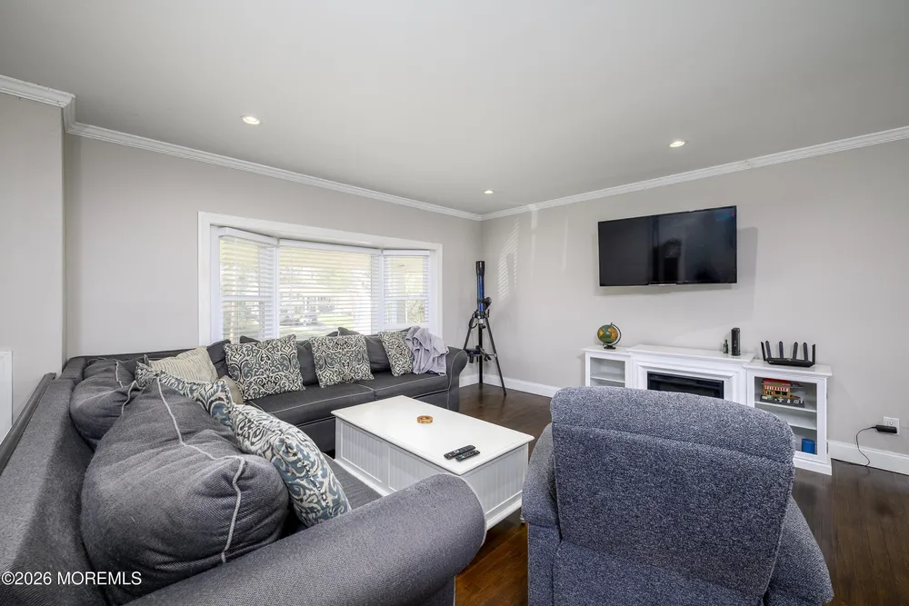 8 Holiday Rd, Manalapan, NJ 07726