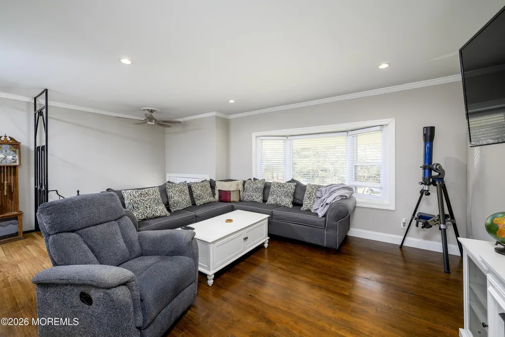 8 Holiday Rd, Manalapan, NJ 07726