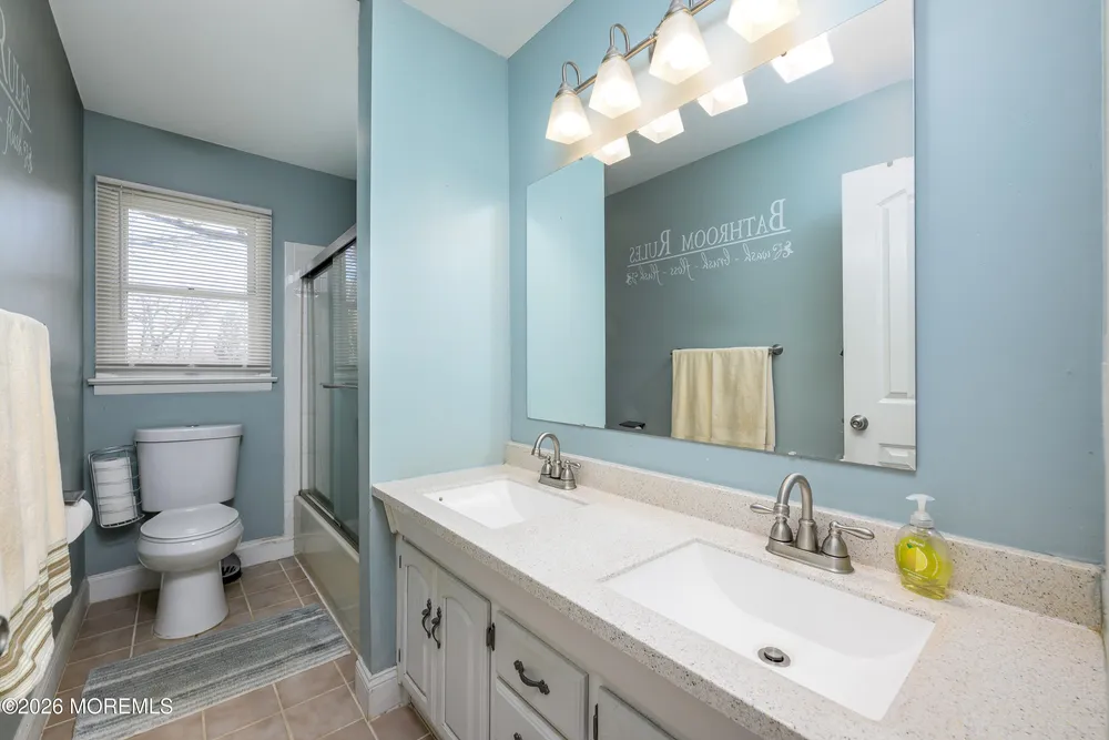 8 Holiday Rd, Manalapan, NJ 07726
